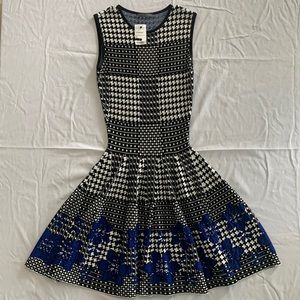 ALEXANDER McQUEEN
PRINCE OF WALES JACQUARD FLORAL DRESS